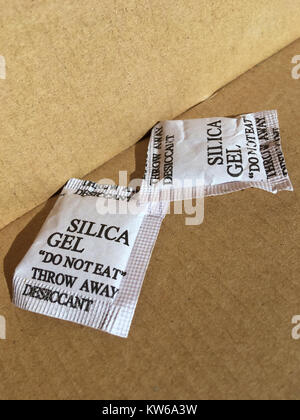 Deux paquets de gel de silice en boîte carton Banque D'Images