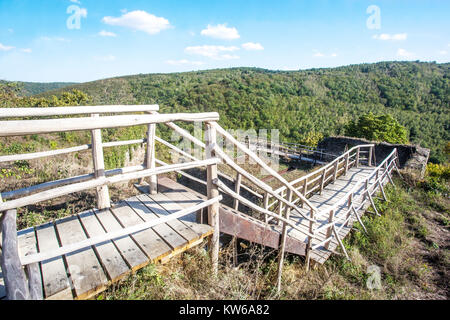 Château de Novy Hradek, Parc national de Podyji, Thayatal, République tchèque, chemin de campagne Banque D'Images