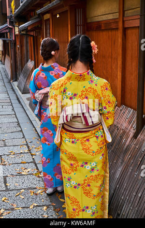 Le Japon, l'île de Honshu, région du Kansai, Kyoto, Geisha de Gion, ancien salon, jeunes femmes en kimono Banque D'Images