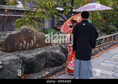 Le Japon, l'île de Honshu, région du Kansai, Kyoto, Geisha de Gion, ancien salon, jeune couple en kimono Banque D'Images