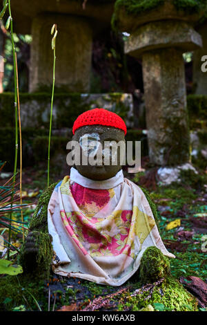 Le Japon, Honshu, Wakayama, sentier de pèlerinage de Kumano Kodo, Koya San, Oku, dans aucun cimetière bouddhiste bouddhiste avec pierre tombale Banque D'Images