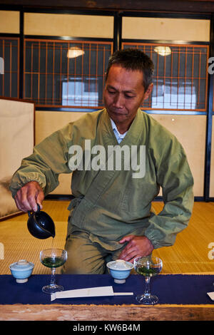 Le Japon, Honshu, Shizuoka, Sansui dans, la cérémonie du thé par le plateau principal Kiyomi agriculteur Uchino Banque D'Images