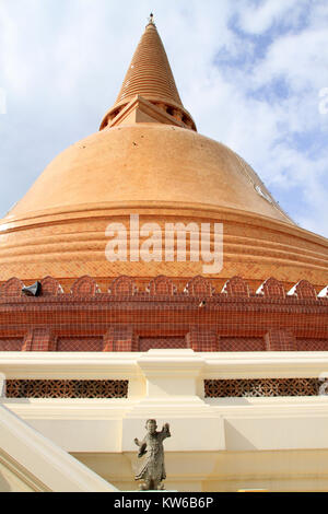 Petite statue et grand stupa Chedi Phra Pathom en Thaïlande Banque D'Images