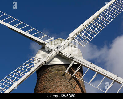 ROCHFORD, ESSEX, Royaume-Uni - 27 OCTOBRE 2017 : les voiles sur le moulin à vent de Rayleigh - un bâtiment classé de grade 2 Banque D'Images