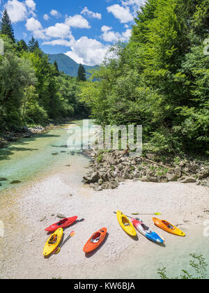 Des kayaks à la rivière soca en Slovénie Banque D'Images