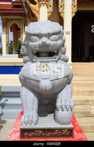 Lion en pierre près de temple de Wat Ko Lak, Prachuap Khiri Khan, Thaïlande Banque D'Images