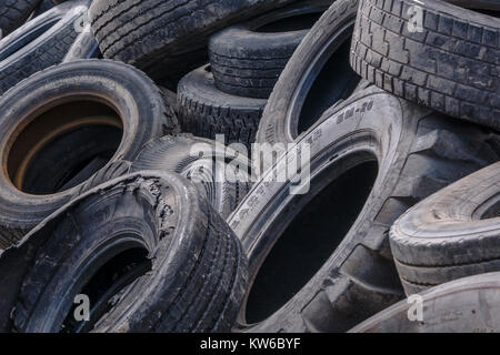 Pile de véhicules usés tryes prêt pour le recyclage Banque D'Images