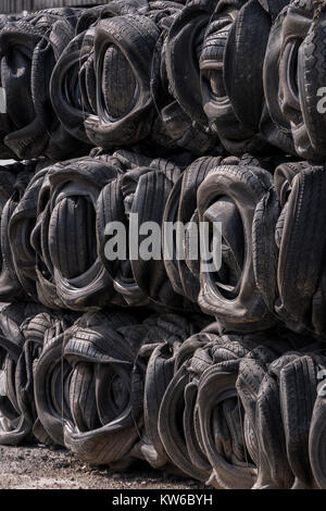Balle de véhicule usé tryes prêt pour le recyclage Banque D'Images