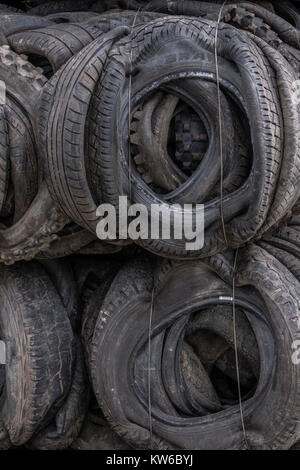 Balle de véhicule usé tryes prêt pour le recyclage Banque D'Images
