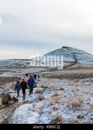 Les gens à pied de Shutlingsloe Hill dans la neige le 3ème point le plus élevé dans le Cheshire à 506 mètres à partir de l'approche à travers Macclesfield forest Banque D'Images