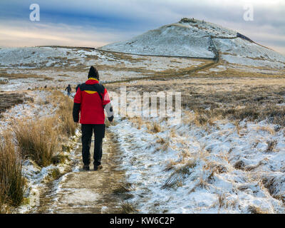 Homme marchant vers Shutlingsloe colline dans la neige le 3e point le plus élevé dans le Cheshire à 506 mètres de l'approche à travers Macclesfield Forestutling Banque D'Images