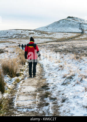 Homme marchant vers Shutlingsloe colline dans la neige le 3e point le plus élevé dans le Cheshire à 506 mètres de l'approche à travers Macclesfield Forestutling Banque D'Images