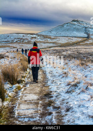 Homme marchant vers Shutlingsloe Hill dans la neige le 3ème point le plus élevé dans le Cheshire à 506 mètres à partir de l'approche à travers Macclesfield forest Banque D'Images