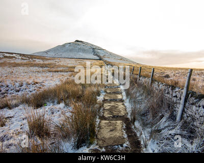 Shutlingsloe Hill dans la neige le 3ème point le plus élevé dans le Cheshire à 506 mètres vu de l'approche à travers Macclesfield forest peak district Banque D'Images