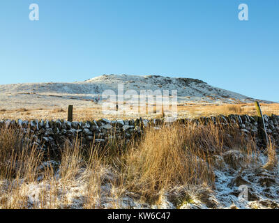 Shutlingsloe Hill dans la neige le 3ème point le plus élevé dans le Cheshire à 506 mètres vu de Peak District and Wildboarclough Banque D'Images