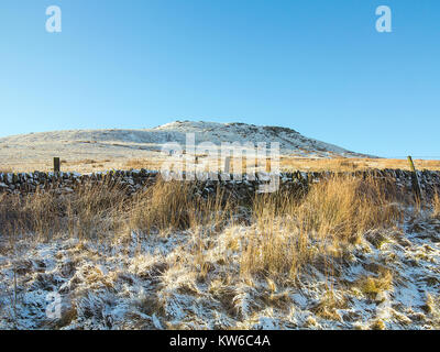 Shutlingsloe Hill dans la neige le 3ème point le plus élevé dans le Cheshire à 506 mètres vu de Peak District and Wildboarclough Banque D'Images