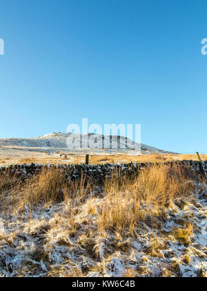 Shutlingsloe Hill dans la neige le 3ème point le plus élevé dans le Cheshire à 506 mètres vu de Peak District and Wildboarclough Banque D'Images