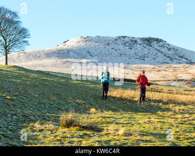 Shutlingsloe Hill dans la neige le 3ème point le plus élevé dans le Cheshire à 506 mètres vu de Peak District and Wildboarclough Banque D'Images