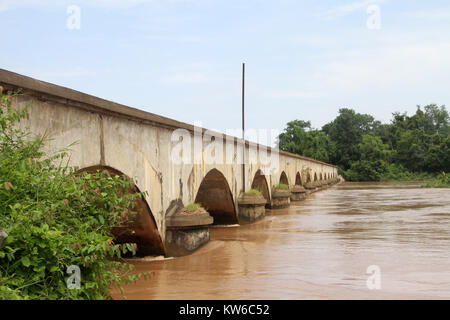 Haut niveau de Mékong et pont entre Don Det et Don Khone îles sur le Mékong, Laos Banque D'Images