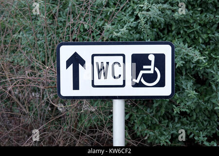 WC publics handicapés Toilettes Sign Post Banque D'Images