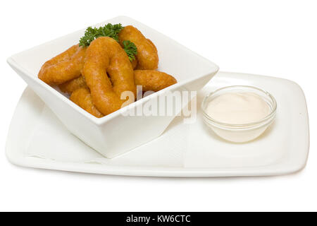 Anneaux de calmars frits isolated on white Banque D'Images