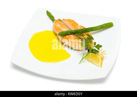 Le saumon et l'aspargus tourné avec le citron, l'aneth garnir isolé sur fond blanc Banque D'Images