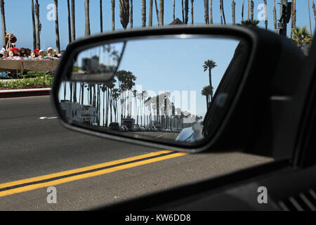 À la recherche dans le miroir à Santa Barbara, Californie Banque D'Images