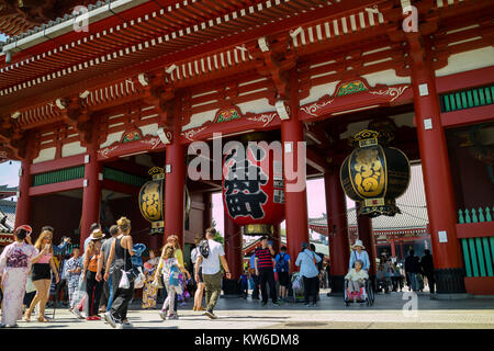 Tokyo - Japon, le 17 juin, 2017 ; les touristes à l'entrée de l'ère Edo Hozomon, également connu sous le nom de Sensoji Temple Asakusa Kannon, Asakusa Banque D'Images