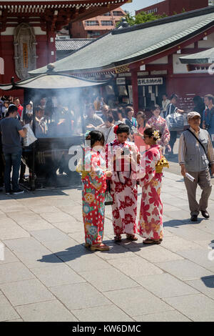 Tokyo - Japon, le 19 juin 2017 ; les touristes à l'entrée de l'ère Edo Hozomon, également connu sous le nom de Sensoji Temple Asakusa Kannon, Asakusa Banque D'Images