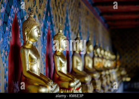 Bangkok, Thaïlande - le 29 octobre 2017 Ligne de statues de Bouddha en or long couloir au Wat Arun temple. Banque D'Images