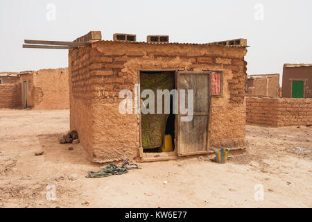 Maison typique dans les bidonvilles ot canton sans électricité ni eau courante, banlieue de Ouagadougou, Burkina Faso, Afrique de l'Ouest. Banque D'Images