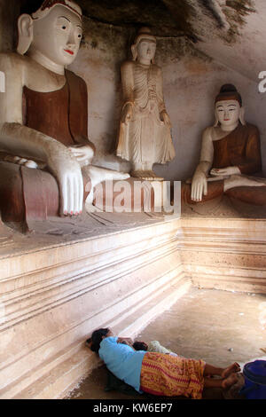 Dormir femme et enfant de Hpo Win Daung Grottes près de Moniwa, Myanmar Banque D'Images