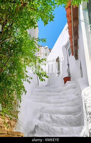 Maisons Blanches traditionnelles dans l'Anafiotika trimestre sous l'Acropole, Athènes, Grèce Banque D'Images