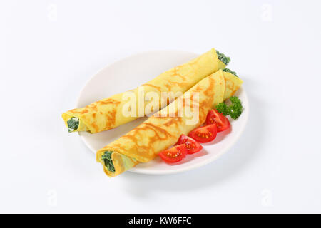 Crêpes minces (crêpes) farci aux épinards et fromage Banque D'Images
