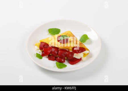 Assiette de crêpes aux fraises et crème fouettée Banque D'Images