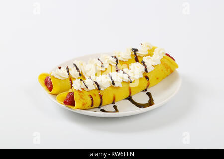 Assiette de crêpes aux fraises, crème fouettée et de chocolat topping Banque D'Images