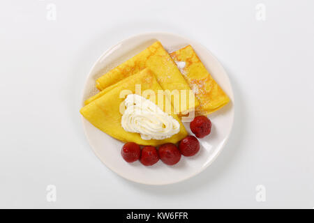 Assiette de crêpes minces (crêpes) avec fraises et crème fouettée Banque D'Images