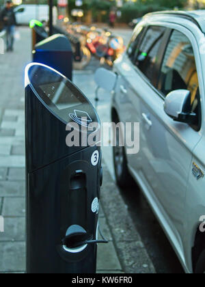 Une voiture électrique en cours de charge au niveau de l'alimentation. Banque D'Images