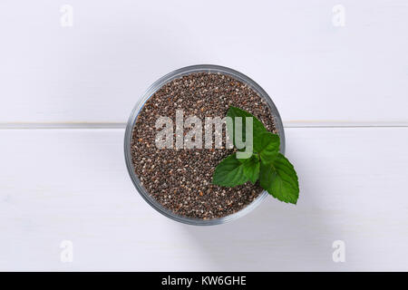 Verre de chia seeds on white background Banque D'Images