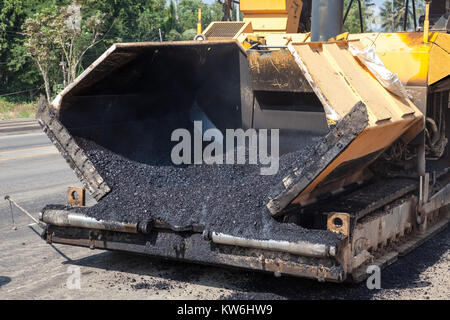 Une machine d'asphalte en étroite jusqu'au renouvellement de l'asphalte Banque D'Images