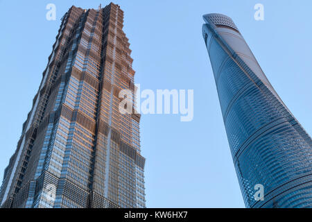 Les tours de verre et d'acier - Une vue rapprochée de la lumière du soleil du soir sur le verre et l'acier brillant façade de tour Jin Mao, à côté de la puissante tour de Shanghai. Banque D'Images
