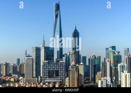 Shanghai Skyline - matin panoramique sur la ville, trois plus hauts gratte-ciel et de leurs édifices environnants à Lujiazui, Pudong, Shanghai, Chine Banque D'Images