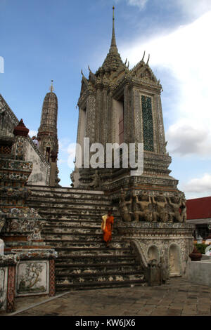 Moine et de prang Wat Arun à Bangkok, Thaïlande Banque D'Images