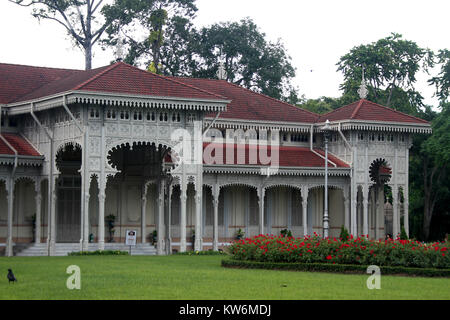 Façade de Palais Vimanmek en bois dans le parc de Dusit, Bangkok, Thaïlande Banque D'Images