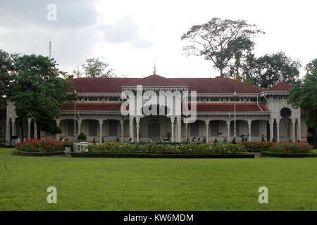 Façade de Palais Vimanmek en bois dans le parc de Dusit, Bangkok, Thaïlande Banque D'Images