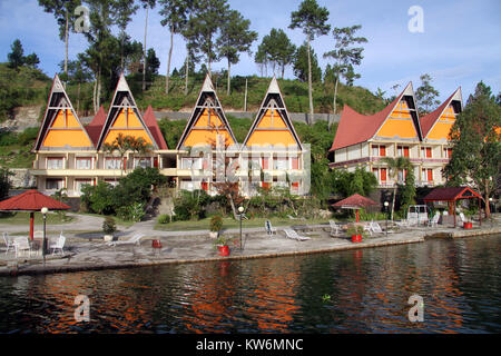 Maisons batak traditionnel sur l'île Samosir, Indonésie Banque D'Images