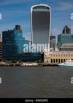 Aux côtés des bâtiments Tamise Banque D'Images