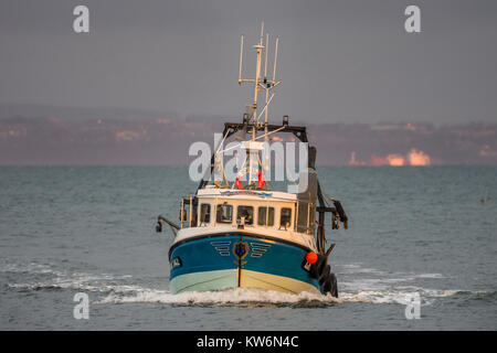 Trawler de pêche retournant au port tôt le matin. Musselburgh, Écosse Banque D'Images