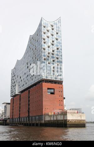 Hambourg, Allemagne - 20 juillet 2017 : Le bâtiment Elbphilharmonie à Hambourg. L'Elbphilharmonie est une salle de concert dans le quartier HafenCity de Hambourg Banque D'Images