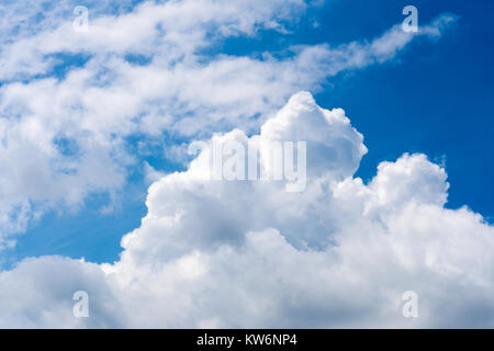 Conditions météorologiques avec des nuages dans le ciel bleu Banque D'Images